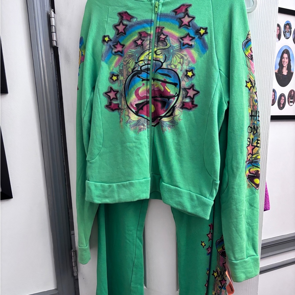 2B FREE NEW WITH TAGS Green Graphic Hoodie and Pants Set in large